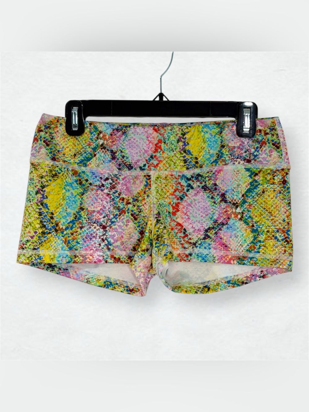 Women’s FLEO multicolor snakeskin patterned shorts size large
